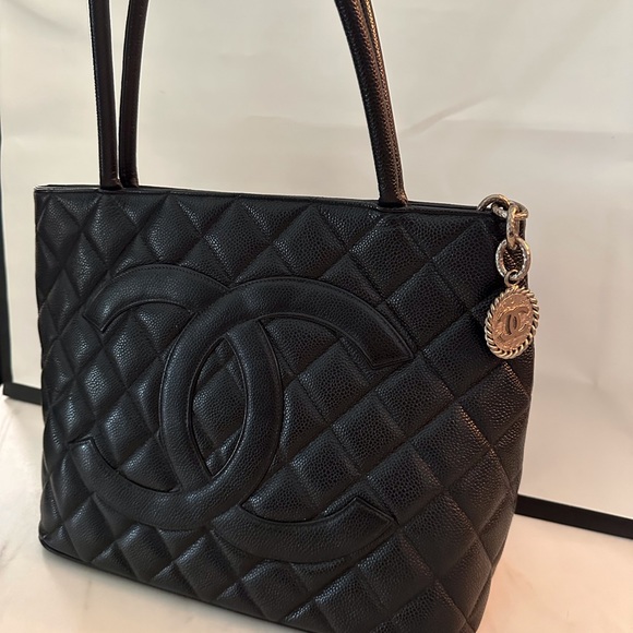 CHANEL Medallion Shoulder Bag Medium Black Leather Caviar Tote Quilted - Picture 11 of 14